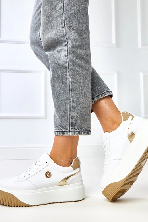 Valged platvormi tossud kuldse... Valged platvormi tossud kuldse...