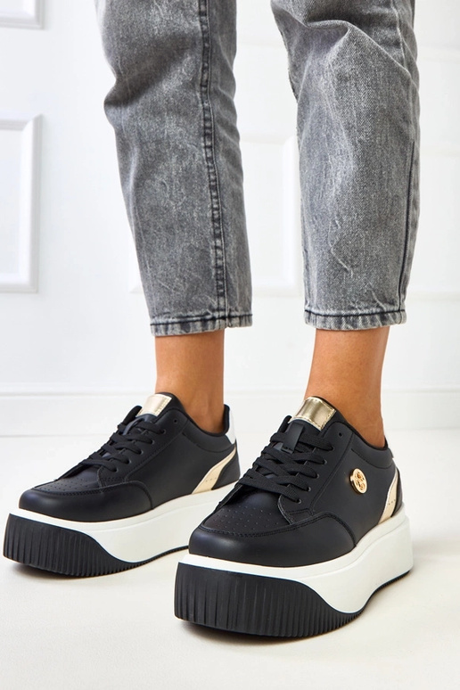 Mustad sportlikud jalanõud platvormil... Mustad sportlikud jalanõud platvormil...