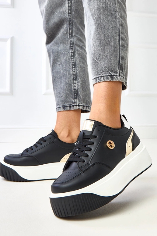 Mustad sportlikud jalanõud platvormil... Mustad sportlikud jalanõud platvormil...