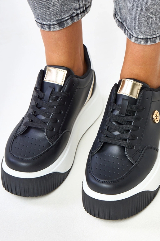 Mustad sportlikud jalanõud platvormil... Mustad sportlikud jalanõud platvormil...