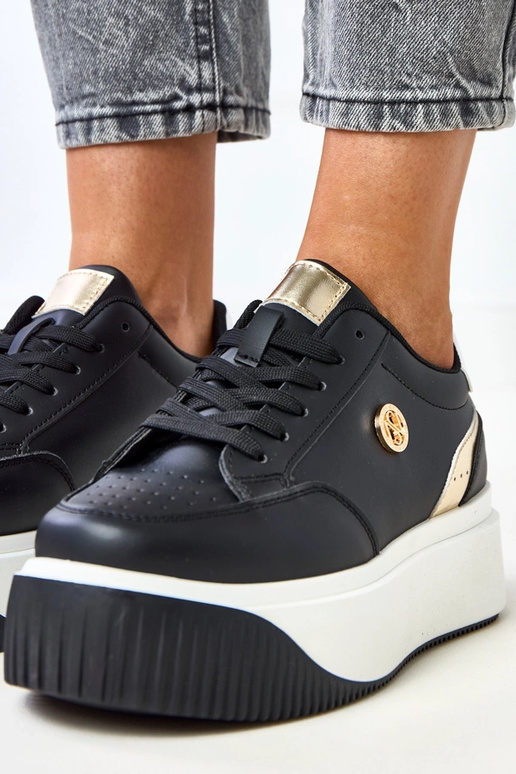 Mustad sportlikud jalanõud platvormil... Mustad sportlikud jalanõud platvormil...