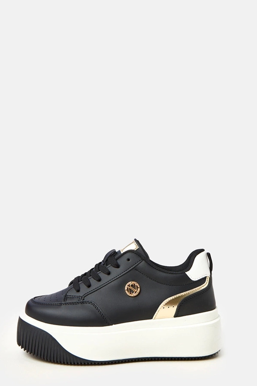 Mustad sportlikud jalanõud platvormil... Mustad sportlikud jalanõud platvormil...