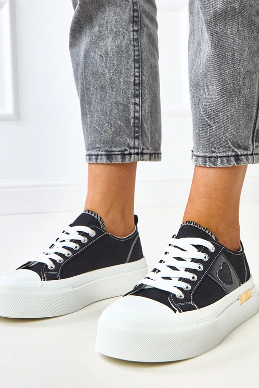 Mustad sportlikud kingad platvormil... Mustad sportlikud kingad platvormil...