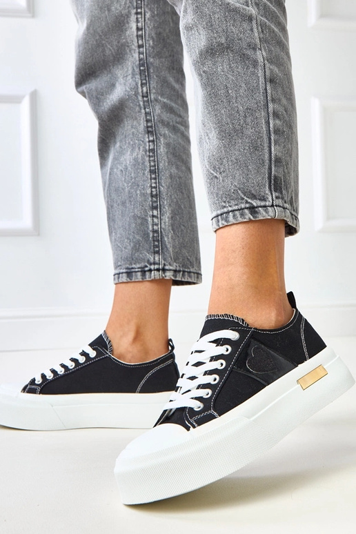 Mustad sportlikud kingad platvormil... Mustad sportlikud kingad platvormil...