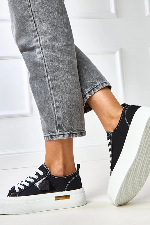 Mustad sportlikud kingad platvormil... Mustad sportlikud kingad platvormil...