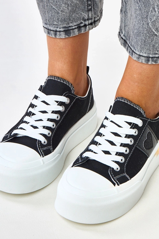 Mustad sportlikud kingad platvormil... Mustad sportlikud kingad platvormil...