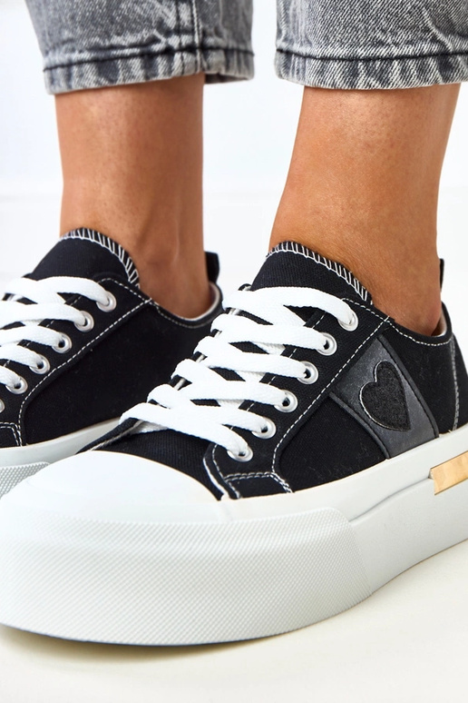 Mustad sportlikud kingad platvormil... Mustad sportlikud kingad platvormil...