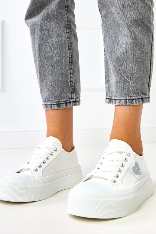 Valged sportlikud kingad platvormil... Valged sportlikud kingad platvormil...