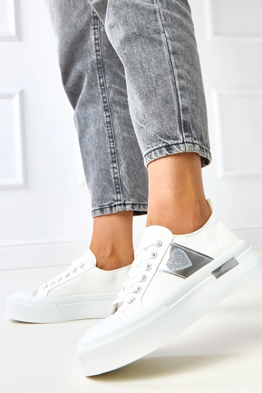 Valged sportlikud kingad platvormil... Valged sportlikud kingad platvormil...