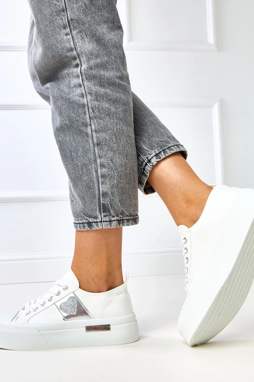 Valged sportlikud kingad platvormil... Valged sportlikud kingad platvormil...