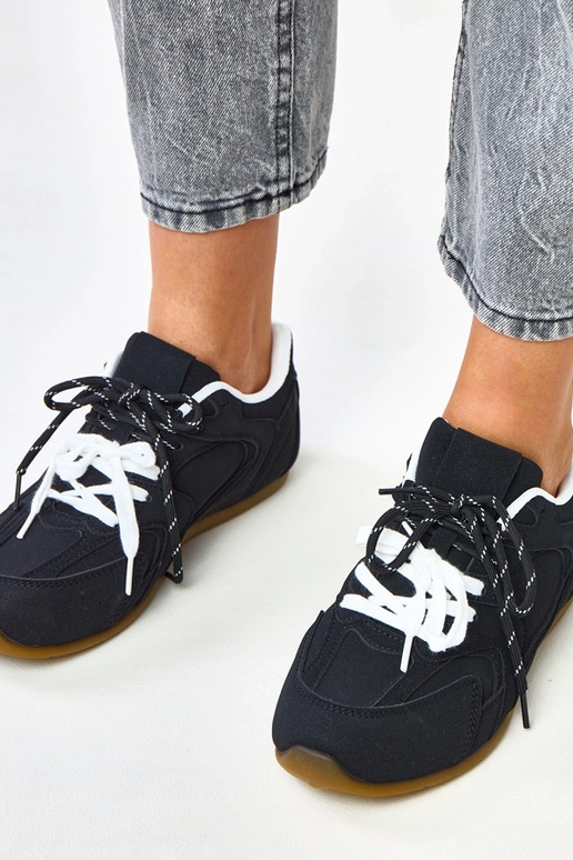 Mustad sportlikud jalanõud kahekordse... Mustad sportlikud jalanõud kahekordse...