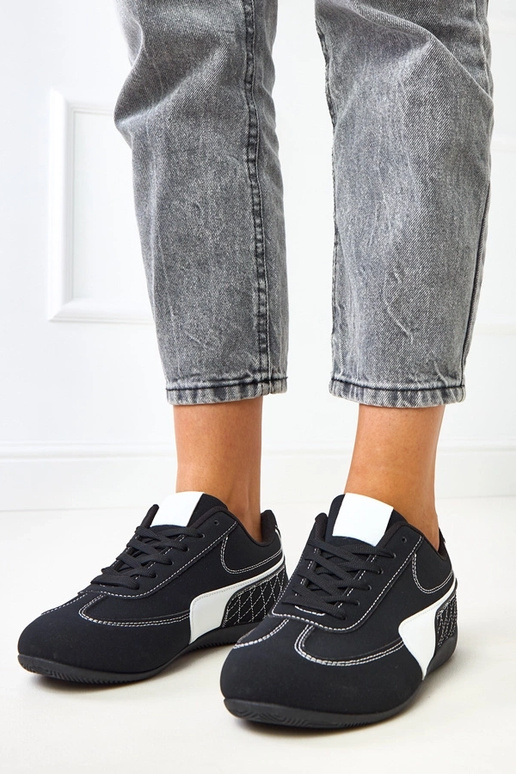 Mustad sportlikud jalanõud valge... Mustad sportlikud jalanõud valge...