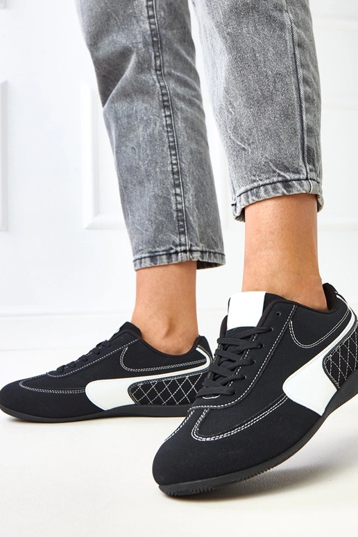 Mustad sportlikud jalanõud valge... Mustad sportlikud jalanõud valge...