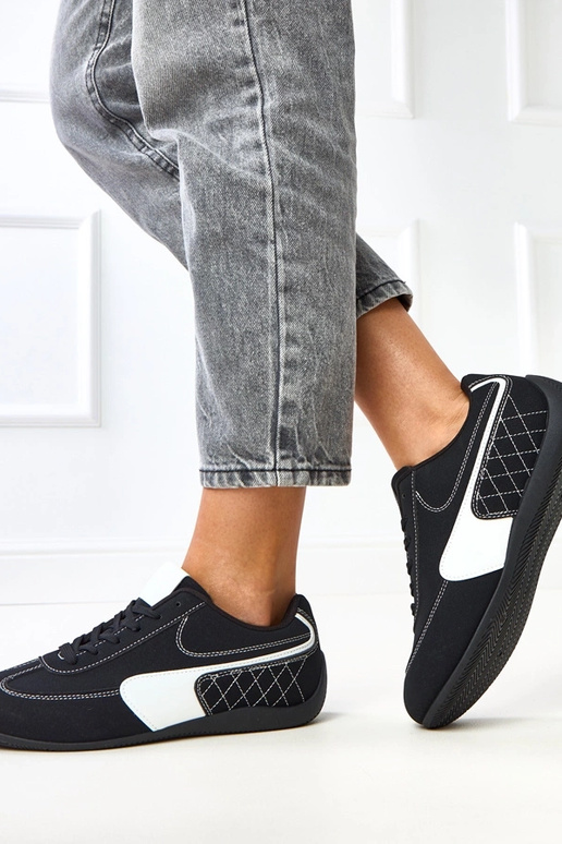 Mustad sportlikud jalanõud valge... Mustad sportlikud jalanõud valge...