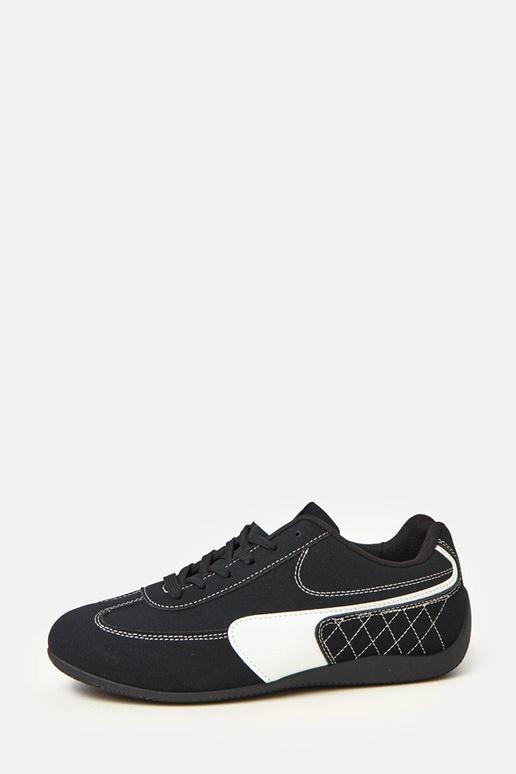 Mustad sportlikud jalanõud valge... Mustad sportlikud jalanõud valge...