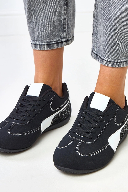 Mustad sportlikud jalanõud valge... Mustad sportlikud jalanõud valge...