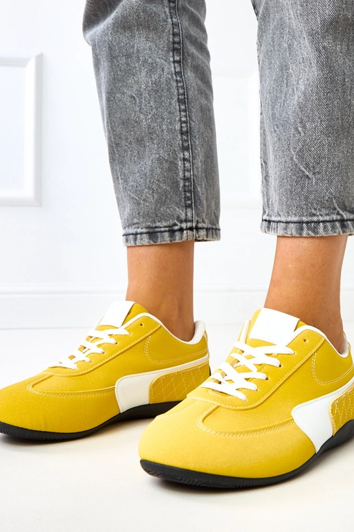 Kollased sportlikud jalanõud valge... Kollased sportlikud jalanõud valge...