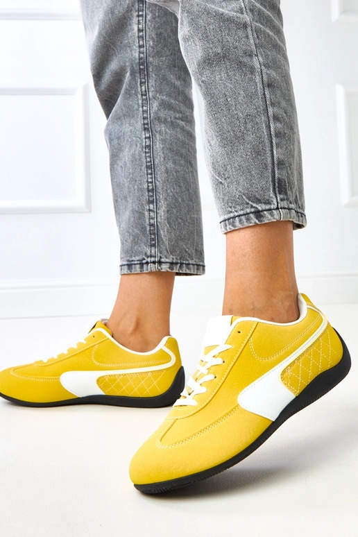 Kollased sportlikud jalanõud valge... Kollased sportlikud jalanõud valge...