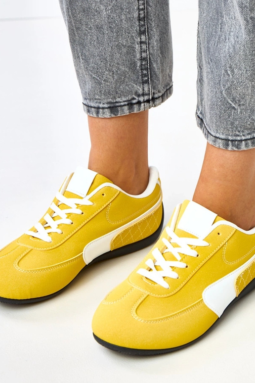 Kollased sportlikud jalanõud valge... Kollased sportlikud jalanõud valge...