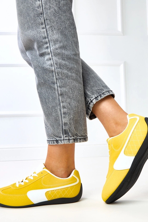 Kollased sportlikud jalanõud valge... Kollased sportlikud jalanõud valge...