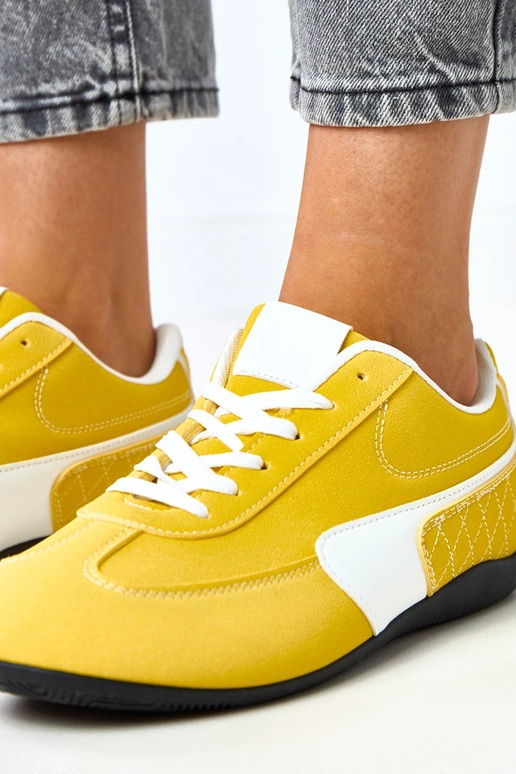 Kollased sportlikud jalanõud valge... Kollased sportlikud jalanõud valge...