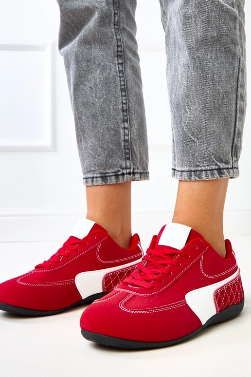 Punased sportlikud jalanõud valge... Punased sportlikud jalanõud valge...