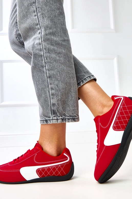 Punased sportlikud jalanõud valge... Punased sportlikud jalanõud valge...