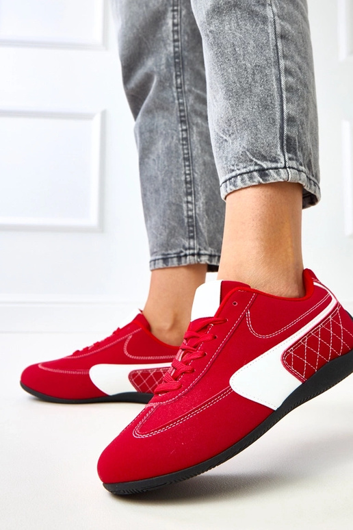 Punased sportlikud jalanõud valge... Punased sportlikud jalanõud valge...