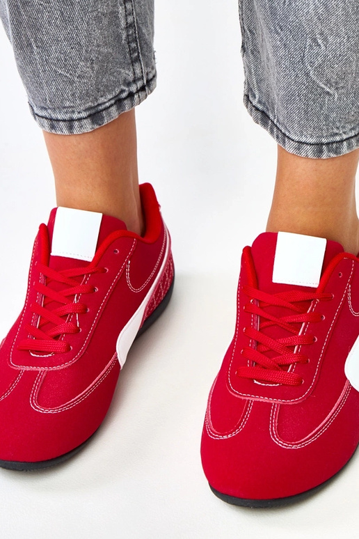 Punased sportlikud jalanõud valge... Punased sportlikud jalanõud valge...