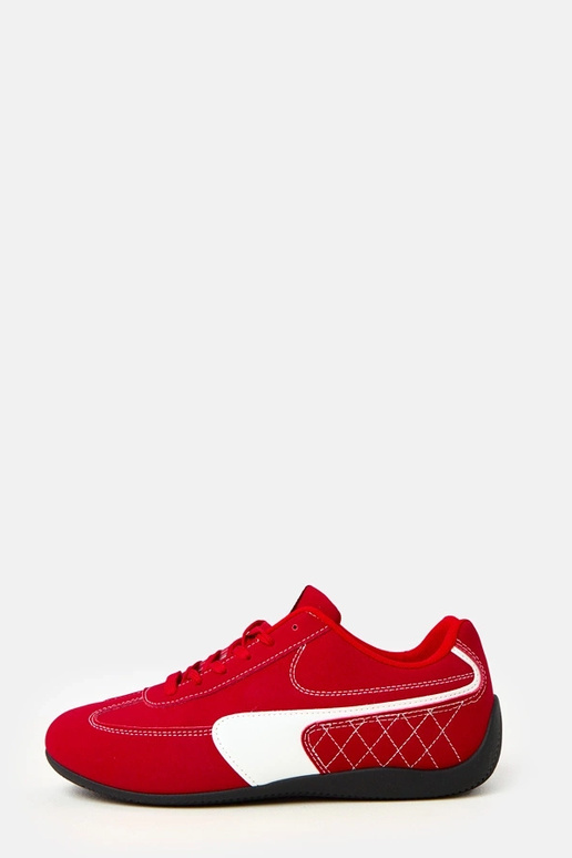 Punased sportlikud jalanõud valge... Punased sportlikud jalanõud valge...