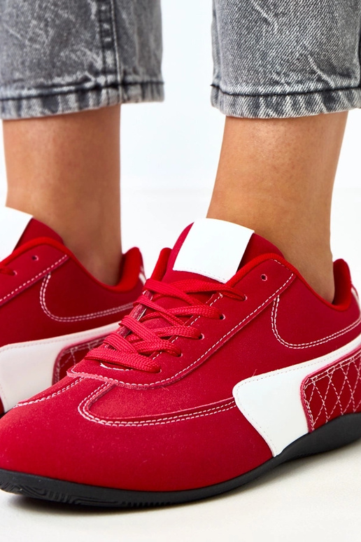 Punased sportlikud jalanõud valge... Punased sportlikud jalanõud valge...