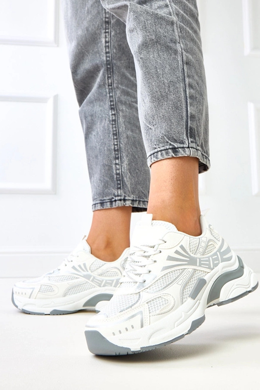 Valged sportlikud jalanõud massiivse... Valged sportlikud jalanõud massiivse...