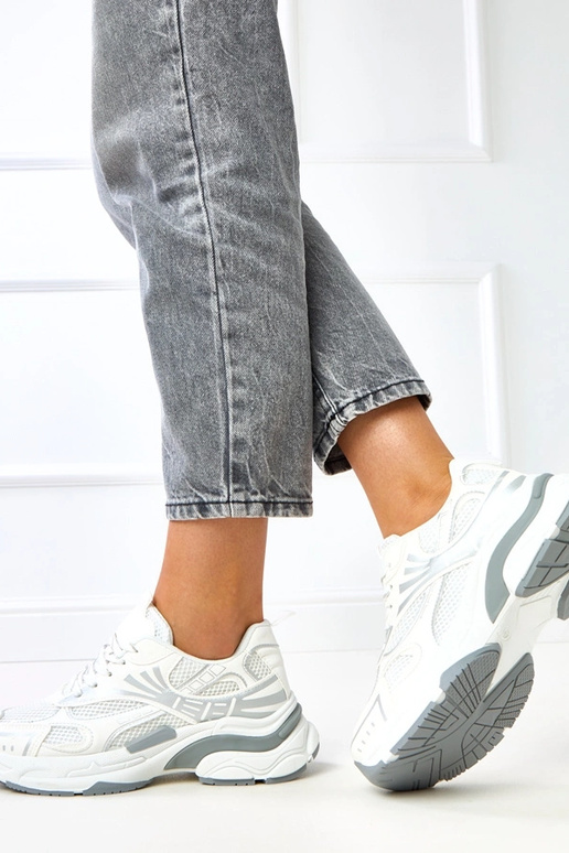 Valged sportlikud jalanõud massiivse... Valged sportlikud jalanõud massiivse...