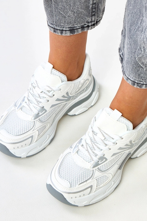 Valged sportlikud jalanõud massiivse... Valged sportlikud jalanõud massiivse...