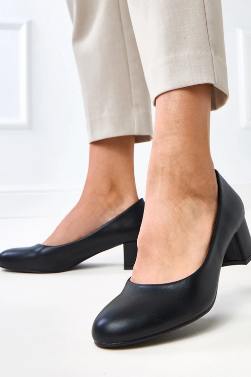 Mustad klassikalised madalad kingad...