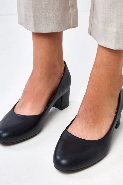 Mustad klassikalised madalad kingad...