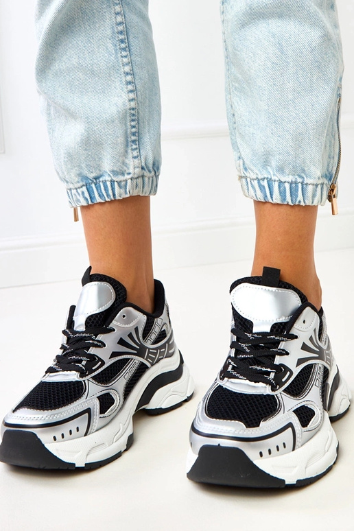 Mustad spordijalatsid massiivse... Mustad spordijalatsid massiivse...