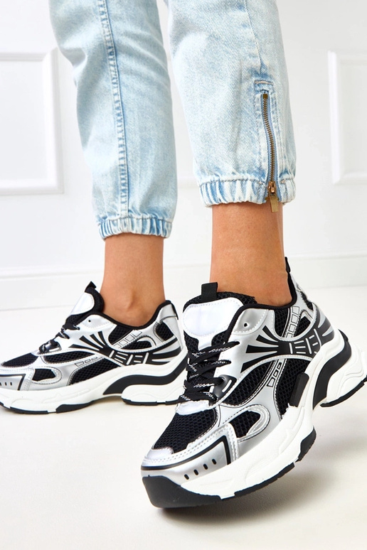 Mustad spordijalatsid massiivse... Mustad spordijalatsid massiivse...