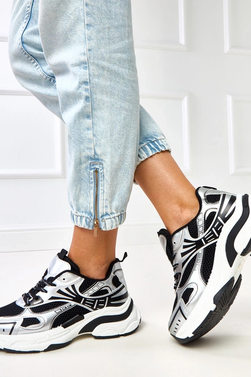 Mustad spordijalatsid massiivse... Mustad spordijalatsid massiivse...