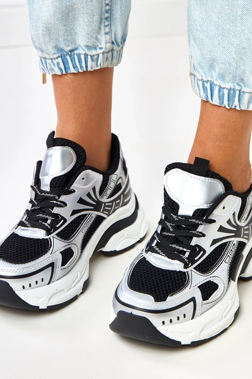 Mustad spordijalatsid massiivse... Mustad spordijalatsid massiivse...