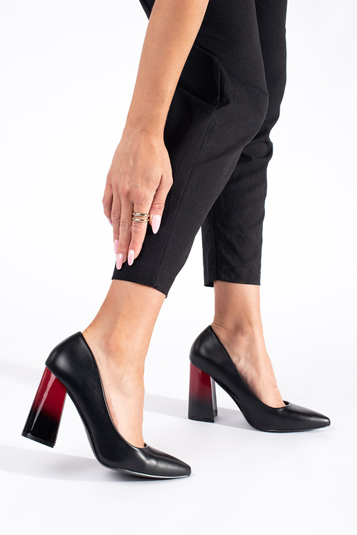 msuud poolsaapad kõrgel postil