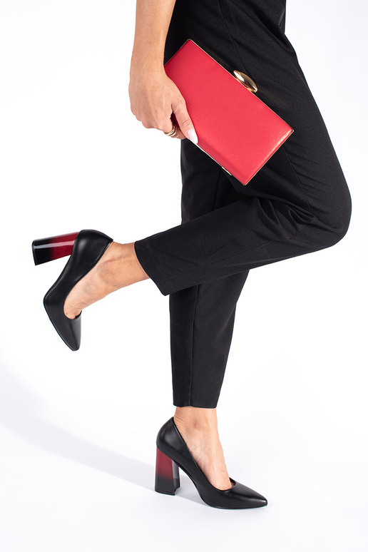 msuud poolsaapad kõrgel postil