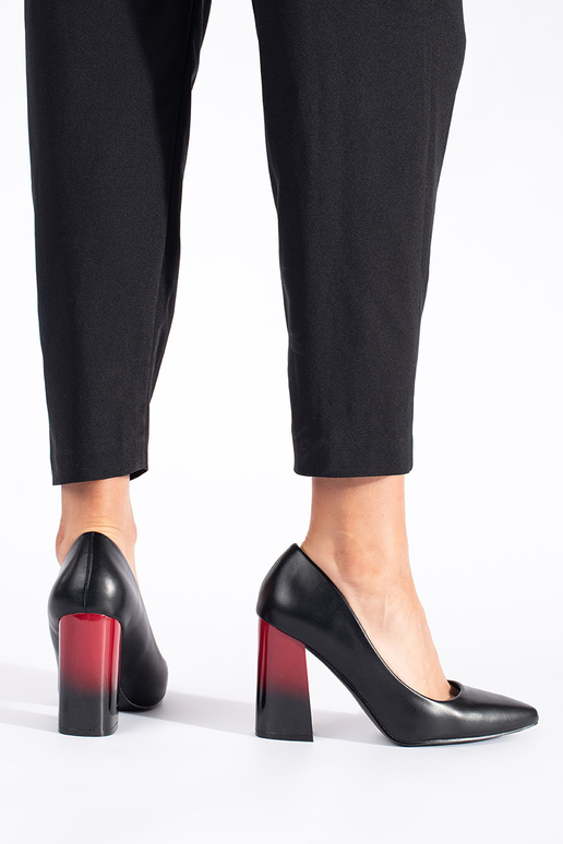 msuud poolsaapad kõrgel postil