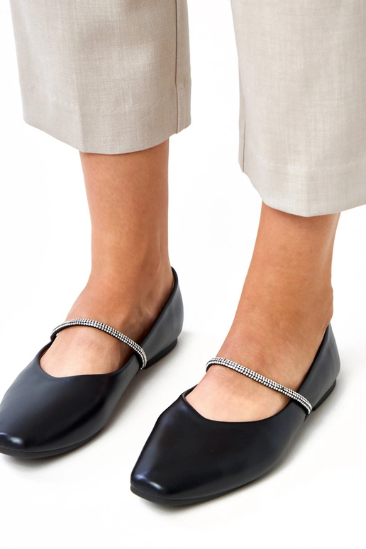 Musta ballerina koristehihnalla, Sikla Musta ballerina koristehihnalla, Sikla