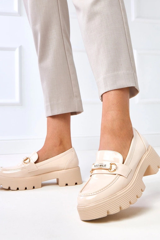 Hiekanväriset lakatut mokkasiinit...