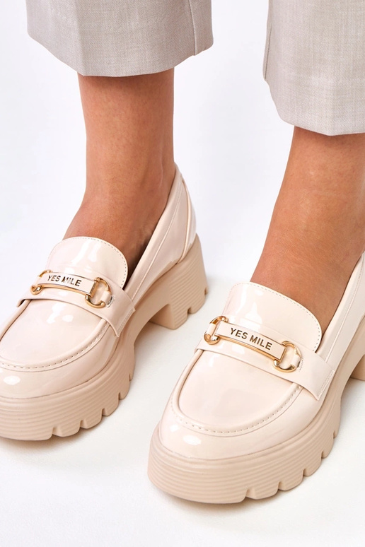 Hiekanväriset lakatut mokkasiinit...