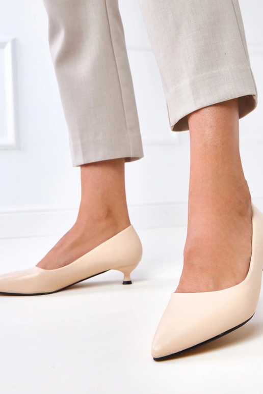 Hiekanväriset kengät matalalla...