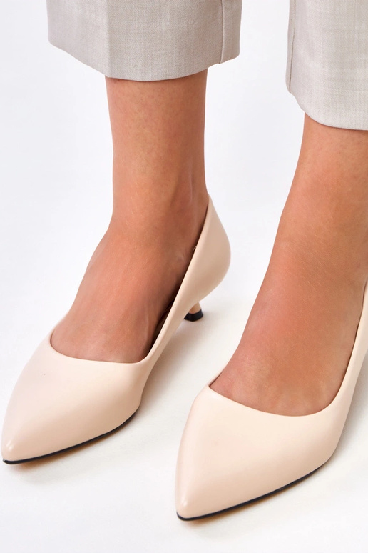 Hiekanväriset kengät matalalla...