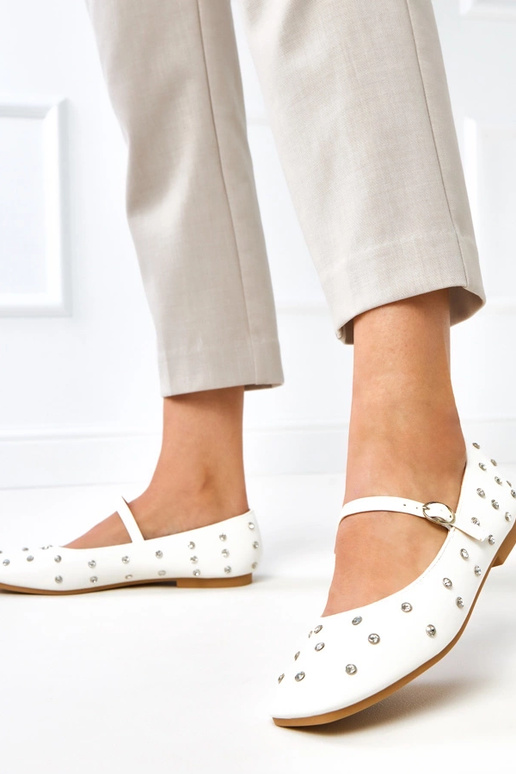 Valkoiset ballerinat kristalleilla,... Valkoiset ballerinat kristalleilla,...