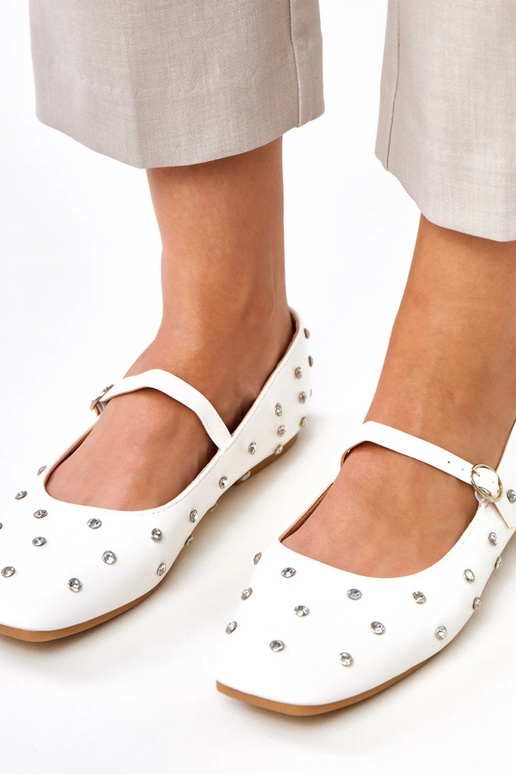 Valkoiset ballerinat kristalleilla,... Valkoiset ballerinat kristalleilla,...